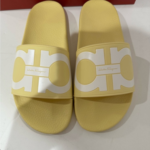 Salvatore Ferragamo Groovy Yellow Women Slides Sz 10 NEW - Picture 2 of 6